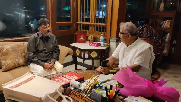 ವೀರೇಂದ್ರ ಹೆಗ್ಗಡೆಯವರನ್ನು ಎಳೆದು ತಂದ ಡಿಕೆಶಿ