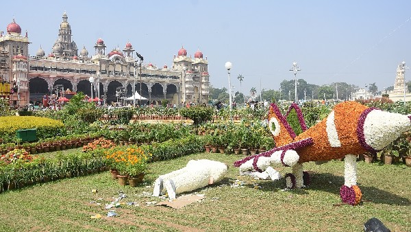 ಕೋವಿಡ್ ಬಗ್ಗೆ ಹೂಗಳ ಮೂಲಕ ಜಾಗೃತಿ 