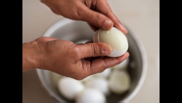  ಶಾಲಾ ಮಕ್ಕಳಿಗೆ ಬಾಳೆಹಣ್ಣು ಓಕೆ, ಮೊಟ್ಟೆ ಯಾಕೆ ಎನ್ನುವ ಕೂಗು