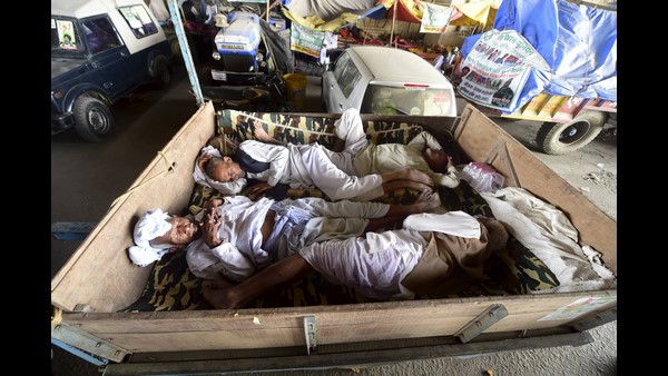 ಮಳೆ, ಚಳಿ, ಗಾಳಿಗೆ ಅಂಜದೇ ರೈತರ ಹೋರಾಟ 