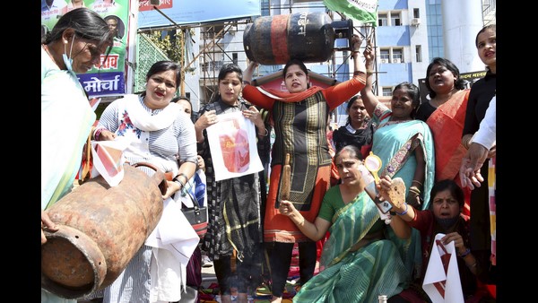 ಕಾಂಗ್ರೆಸ್ ಮಹಿಳಾ ಕಾರ್ಯಕರ್ತರಿಂದ ಸಿಲಿಂಡರ್ ಹೊತ್ತು ಹೋರಾಟ 