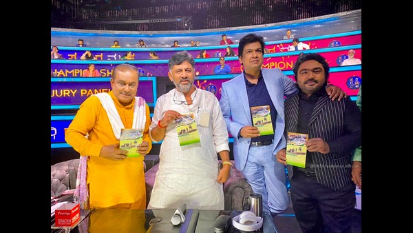  ಹಂಸಲೇಖ ಅವರನ್ನು ಧ್ವನಿಸುರುಳಿಗಾಗಿ ಬರುವಂತೆ ಆಮಂತ್ರಣ ನೀಡುತ್ತಾರೆ