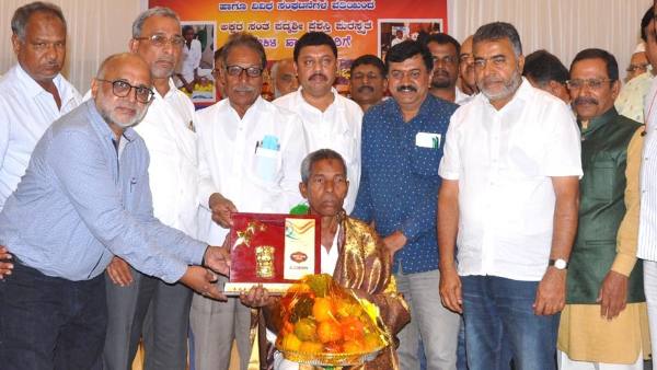 Padma Shri Awardee Harekala Hajabba Honored In Chikkamgaluru