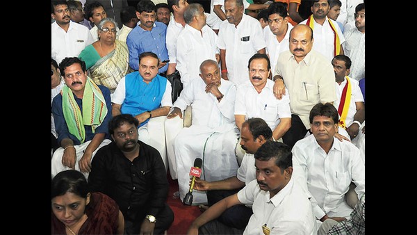  ಗಾಂಧೀಜಿ ಪ್ರತಿಮೆ ಮುಂದೆ ಉಪವಾಸ ಕೂತ ಮಣ್ಣಿನಮಗನ ಖದರಿಗೆ ಕೇಂದ್ರವೇ ನಡುಗಿತ್ತು