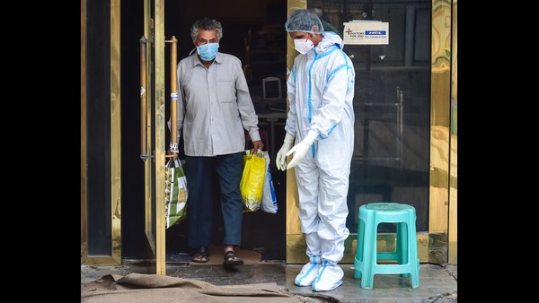 ಹೋಮ್ ಐಸೋಲೇಷನ್ ನಲ್ಲಿರುವ ರೋಗಿಗೆ ಔಷಧಿ 