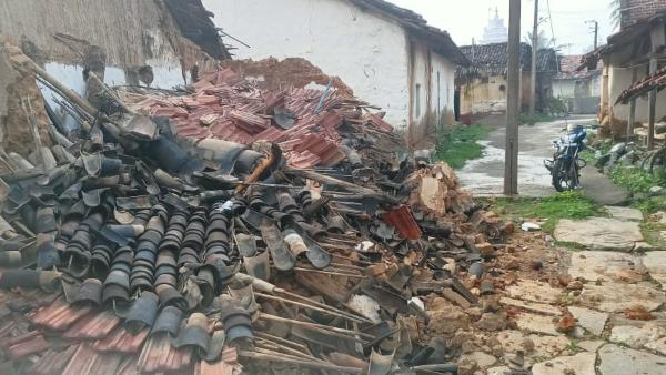 ಕುಸಿದು ಬಿದ್ದ ಮನೆ