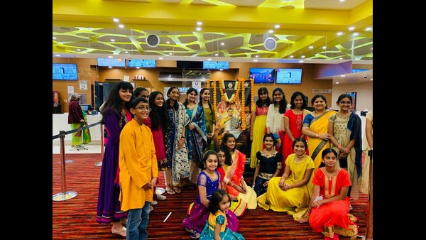  ಚಿತ್ರಮಂದಿರವು , ಹಬ್ಬದ ವಾತಾವರಣದಿಂದ ಕಂಗೊಳಿಸುತ್ತಿತ್ತು 