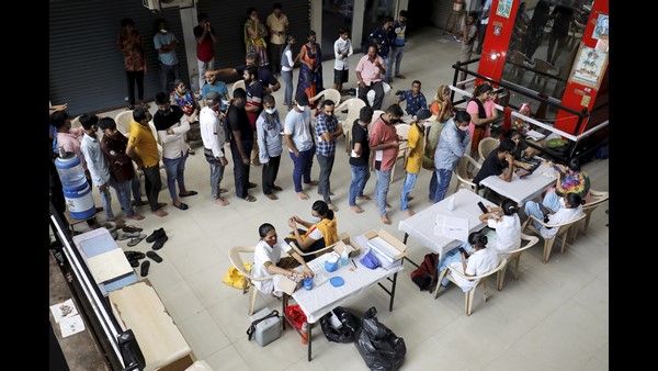 ಅಹಮದಾಬಾದ್‌ನಲ್ಲಿ ಕೊವಿಡ್-19 ಲಸಿಕೆಗಾಗಿ ವ್ಯಾಪಾರಿಗಳ ಸಾಲು 