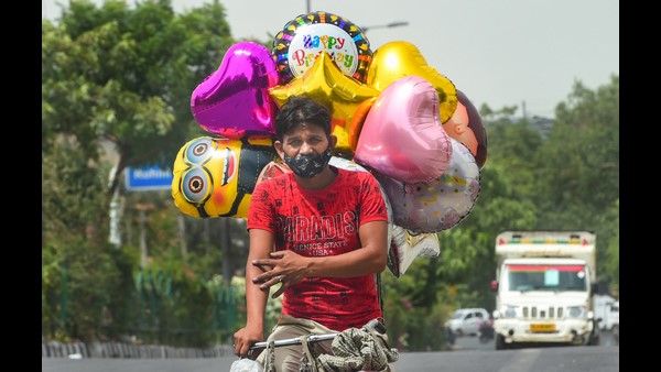 ಸೈಕಲ್ ಏರಿದ ವ್ಯಾಪಾರಿ ಹಿಂದೆ ಬಣ್ಣದ ಬಲೂನ್ 