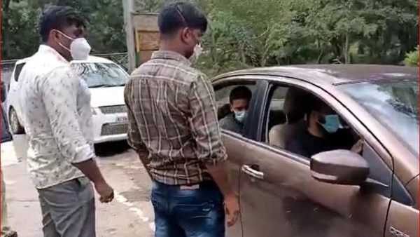 ಜಿಲ್ಲೆ ಪ್ರವೇಶಿಸುವ ಜನರು