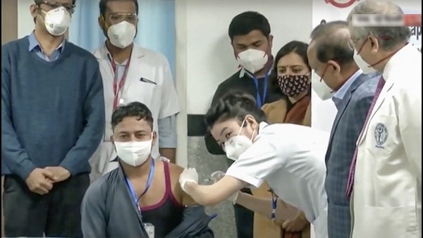 ಭಾರತದಲ್ಲಿ ಮೊದಲು ಲಸಿಕೆ ಪಡೆದ ಪೌರ ಕಾರ್ಮಿಕ ಮನೀಷ್ 