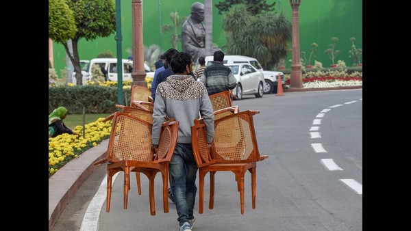  ಸಂಸತ್ ಆವರಣದಲ್ಲಿ ಕಟ್ಟಿಗೆ ಕುರ್ಚಿ ಹಿಡಿದು ಹೊರಟ ಕಾರ್ಮಿಕ 