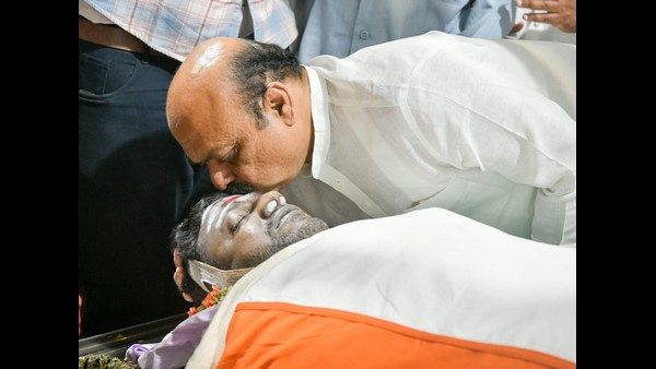  ಅಪ್ಪು ಅಗಲಿಕೆ ನೋವಿನಲ್ಲಿ ಹಣೆಗೆ ಮುತ್ತಿಕ್ಕಿದ ಮುಖ್ಯಮಂತ್ರಿ 