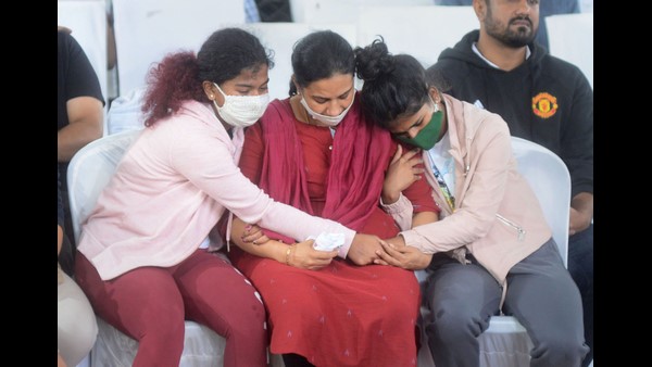  ತಂದೆ ಕಳೆದುಕೊಂಡ ನೋವಿನಲ್ಲಿ ತಾಯಿಯ ಆಸರೆ 