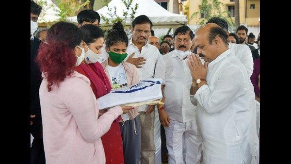  ಸಕಲ ಸರ್ಕಾರಿ ಗೌರವಗಳೊಂದಿಗೆ ಅಂತ್ಯಕ್ರಿಯೆ 