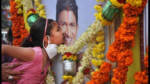  ಪುನೀತ್ ರಾಜಕುಮಾರ್ ಫೋಟೋಗೆ ಮುತ್ತಿಕ್ಕುತ್ತಿರುವ ಮಗು 