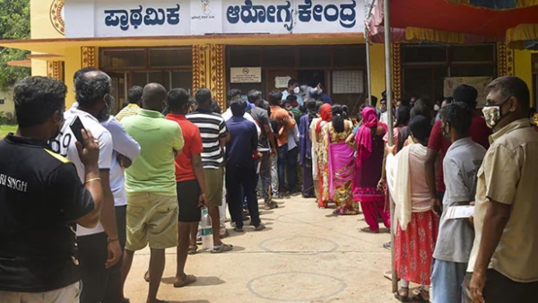  ಲಸಿಕೆ ಹಾಕಿಸಿಕೊಳ್ಳಲು ಮುಗಿಬೀಳುತ್ತಿರುವ ಬೆಂಗಳೂರು ಮಂದಿ