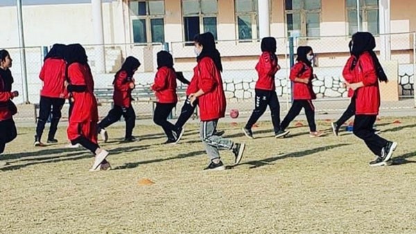How did female footballers escape the Taliban-occupied Afghanistan?