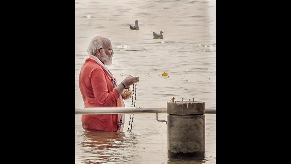 ವಾರಣಾಸಿಯಲ್ಲಿ ಪ್ರಧಾನಿ ಮೋದಿ ಪವಿತ್ರ ಸ್ನಾನ 
