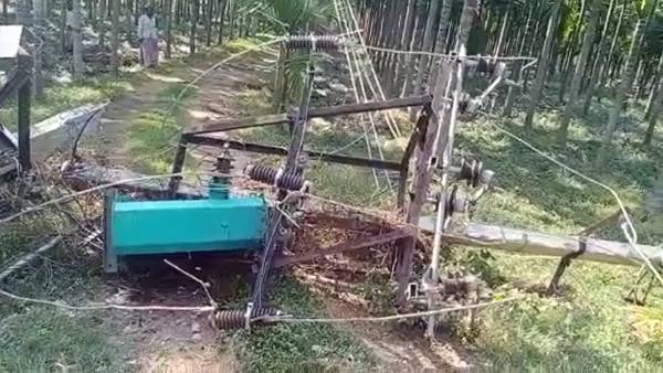 Davanagere: Private Bus Collides With Transformer: Passengers Escape