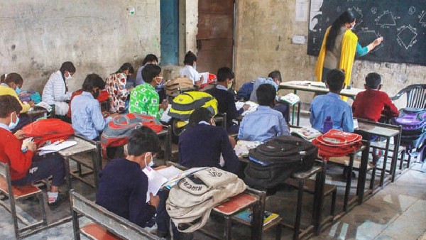 ಅಡುಗೆ ಮಾಡಲು ದಲಿತ ಮಹಿಳೆ ನೇಮಕ ಅಡುಗೆ ಮಾಡಲು ದಲಿತ ಮಹಿಳೆ ನೇಮಕ