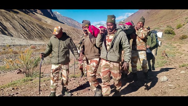  18,000 ಅಡಿ ಎತ್ತರದಲ್ಲಿ 2 ಮೃತದೇಹ ಹೊತ್ತು ಸಾಗಿದ ಐಟಿಬಿಪಿ 