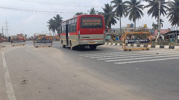 ಬ್ಯಾರಿಕೇಡ್ ಹಾಕಲಾಗಿದೆ