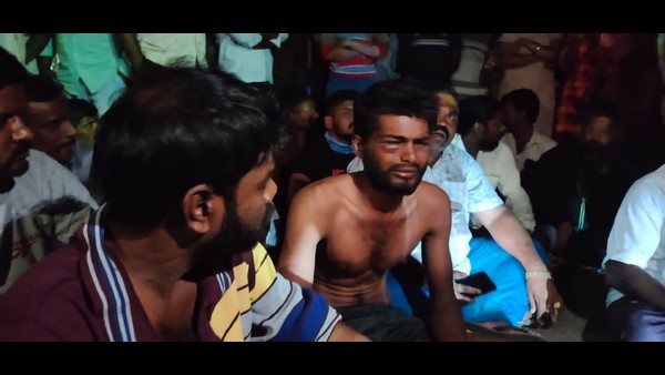  ರಸ್ತೆ ತಡೆ ಮಾಡಿದ ಗ್ರಾಮಸ್ಥರು