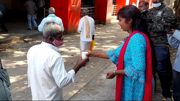 Shivamogga: Guest lecturers protest Infront of DC Office demanding for service permanent