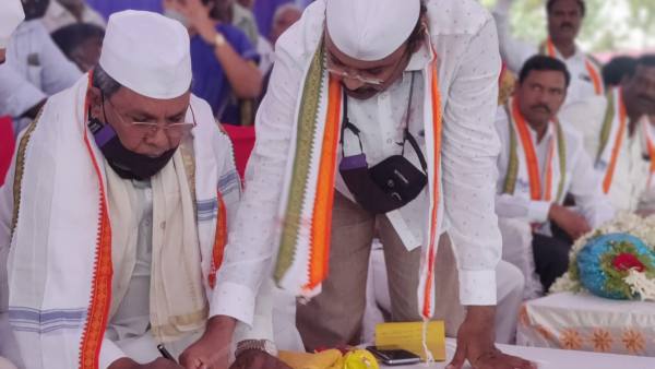 Siddaramaiah Drives Congress Membership Registration Campaign In Siddramanahundi