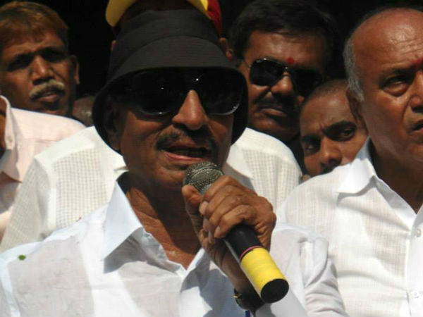 Vatal Nagaraj protests against demolition of Rayanna statue Vatal Nagaraj protests against demolition of Rayanna statue