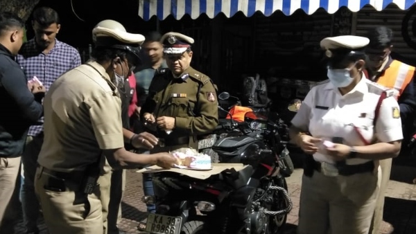Bengaluru Crime News Roundup 01 Jan 2022 Miscreants Robbed Gold In police getup