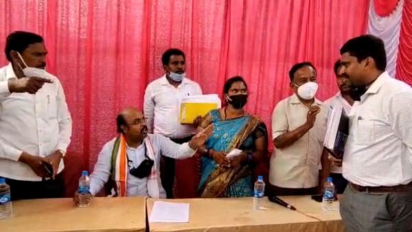 Yathindra Siddaramaiah Angry on CESCOM Officer For Power Cut in His Constituency Villages