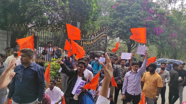 ABVP Students Protest :Police Lathi Charge Against ABVP Students in Front of Bengaluru Varsity ABVP Students Protest :Police Lathi Charge Against ABVP Students in Front of Bengaluru Varsity