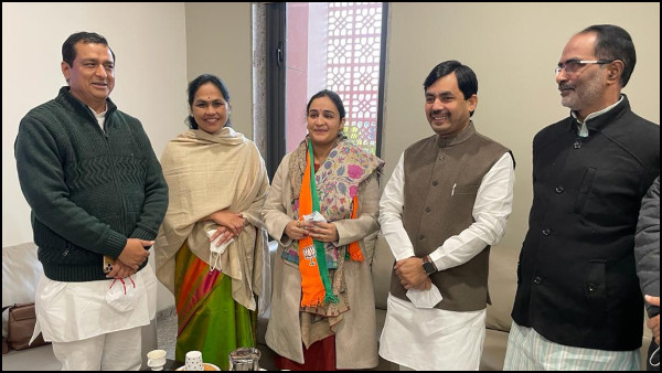 Former UP CM Mulayam Singh Yadavs daughter-in-law Aparna joins BJP 