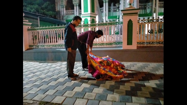 Group of Youths Distribute Warm Blankets to Refugees Sleeping in the Cold