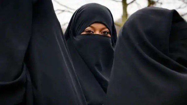 ಪೊಲೀಸರನ್ನು ಅಪಹಾಸ್ಯ ಮಾಡುವ ಆ್ಯಪ್ ಪೊಲೀಸರನ್ನು ಅಪಹಾಸ್ಯ ಮಾಡುವ ಆ್ಯಪ್