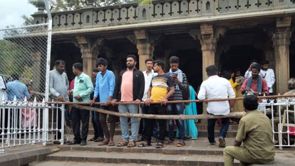 Thousands Of Tourists Arrived to Chitradurga Fort on New Year Event