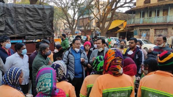 ಪೌರ ಕಾರ್ಮಿಕರೊಂದಿಗೆ ಚಹಾ ಸೇವನೆ 