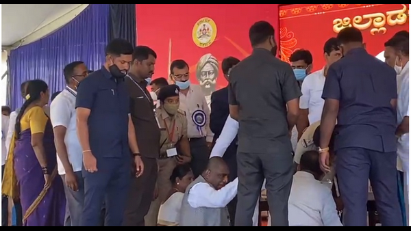 ಗಂಡಸ್ತನದ ಮಾತಿಗೆ ವೇದಿಕೆಯಲ್ಲೇ ಡಿಕೆಸು ಧರಣಿ 