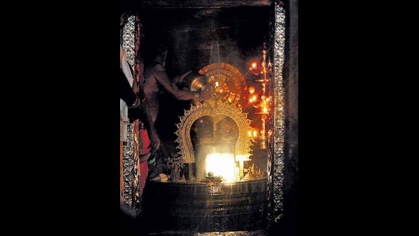 ನಂದೀಶ್ವರನ ಎರಡು ಕೊಂಬುಗಳ ನಡುವಿನಿಂದ ಹಾದು ಗರ್ಭಗುಡಿಗೆ ನಂದೀಶ್ವರನ ಎರಡು ಕೊಂಬುಗಳ ನಡುವಿನಿಂದ ಹಾದು ಗರ್ಭಗುಡಿಗೆ