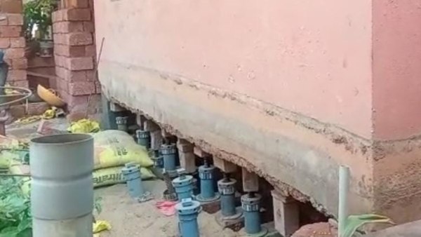 12 ಕಾರ್ಮಿಕರು ಕೆಲಸದಲ್ಲಿ ತೊಡಗಿದ್ದಾರೆ