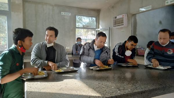 ಇಂದಿರಾ ಕ್ಯಾಂಟಿನ್‌ನಲ್ಲಿ ಉಪಾಹಾರ ಸೇವನೆ