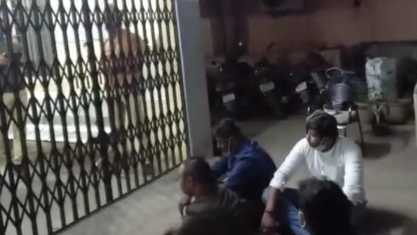 ಠಾಣೆ ಮುಂದೆ ಪ್ರತಿಭಟನೆ
