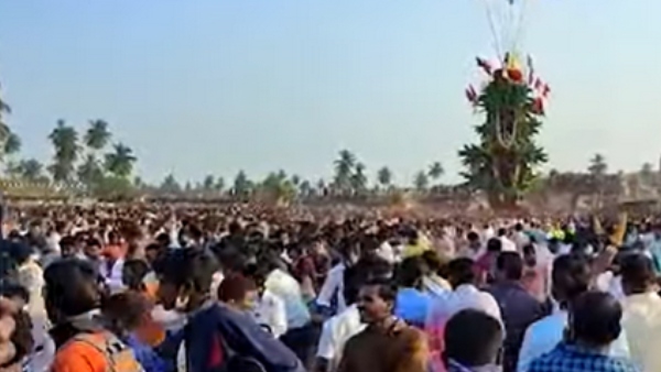  ಭಕ್ತರು ಬಲವಂತದಿಂದ ರಥೋತ್ಸವದ ಜಾಗಕ್ಕೆ ತೆರಳಿದ್ದರು