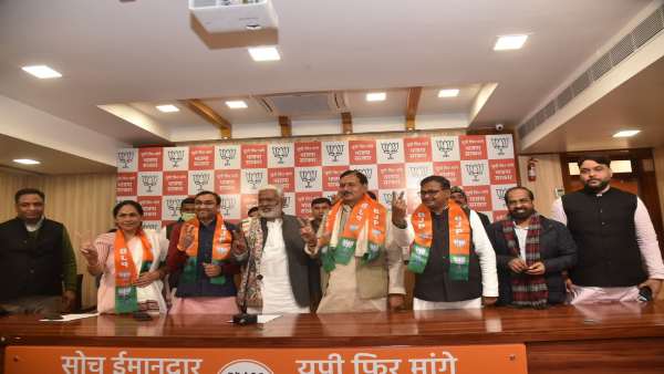 UP Election: SP and BSP Leaders joined BJP in the presence of MoS Shobha Karandlaje UP Election: SP and BSP Leaders joined BJP in the presence of MoS Shobha Karandlaje