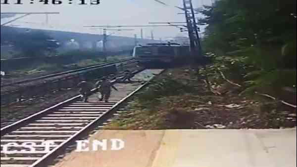 ಟ್ರ್ಯಾಕ್ ಮೇಲೆ ಮಲಗಿದ್ದ ವ್ಯಕ್ತಿ 