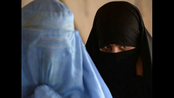 Karnataka: College students wear saffron scarves to protest against hijab in classrooms Karnataka: College students wear saffron scarves to protest against hijab in classrooms