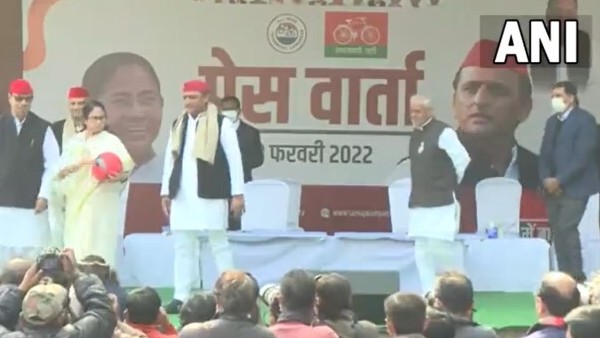 UP Elections: Throwing Football From the Stage With Akhilesh, Mamta Said - Played Hobe, Watch Video UP Elections: Throwing Football From the Stage With Akhilesh, Mamta Said - Played Hobe, Watch Video