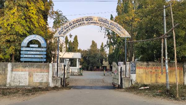 Shivamogga: Students Came To College With Wearing Saffron Shallya Against Hijab in Bhadravati Shivamogga: Students Came To College With Wearing Saffron Shallya Against Hijab in Bhadravati